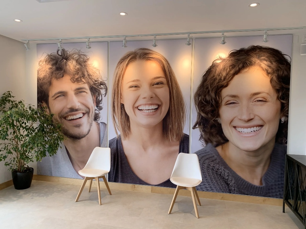 Impression grand format — mur de portraits