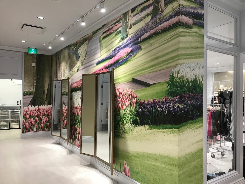 Habillage mural floral en boutique